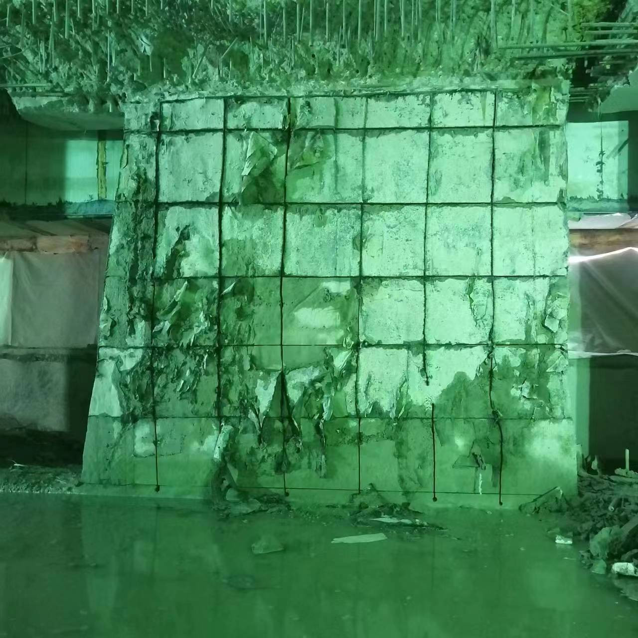 绳锯切割前在混凝土墙面上划出分块切割网格线