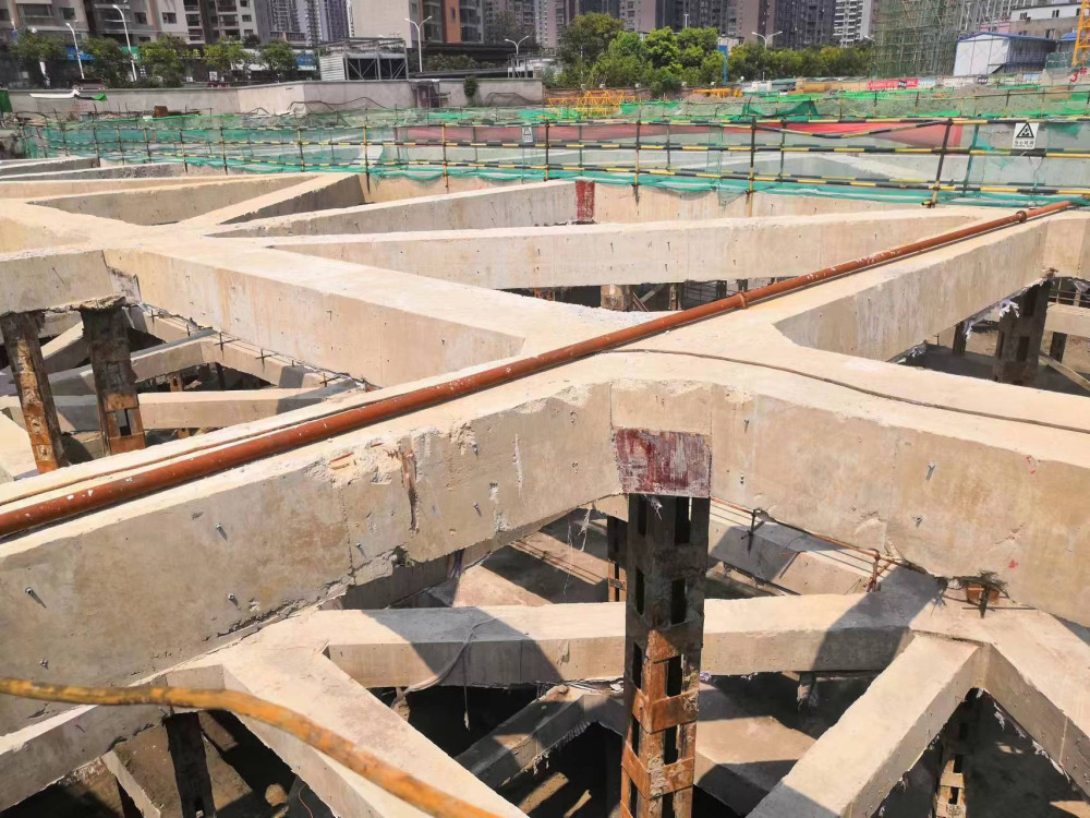 新余某厂房支撑梁切割拆除实拍：分块吊装全过程